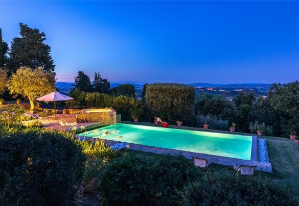 Si trova alle porte di Sarteano, in una zona residenziale tranquilla e in posizione assolutamente riservata, immerso nella pace della campagna e circondato dal verde - Villa Il Cedro