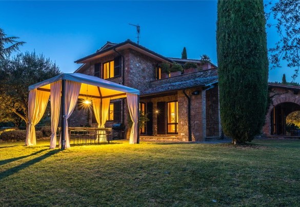 Immersa nella pace della campagna e circondata dal verde - Villa Il Cedro