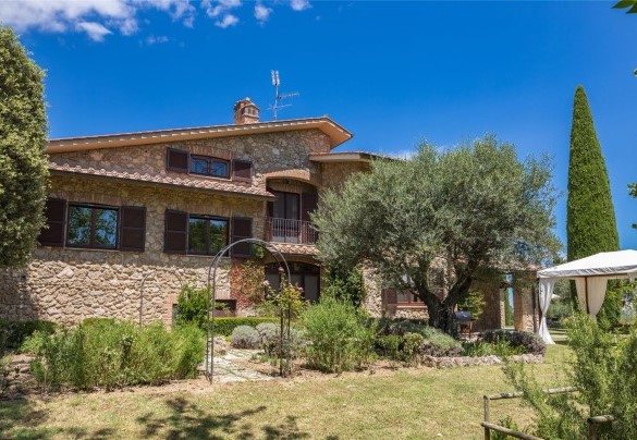 Immersa nella pace della campagna e circondata dal verde - Villa Il Cedro