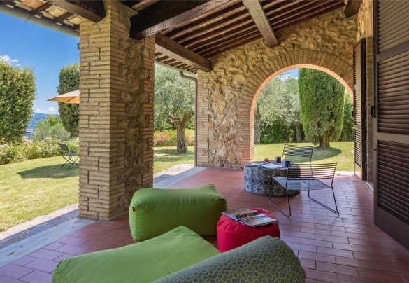 Il portico davanti alle zone giorno con porta finestra - Villa Il Cedro