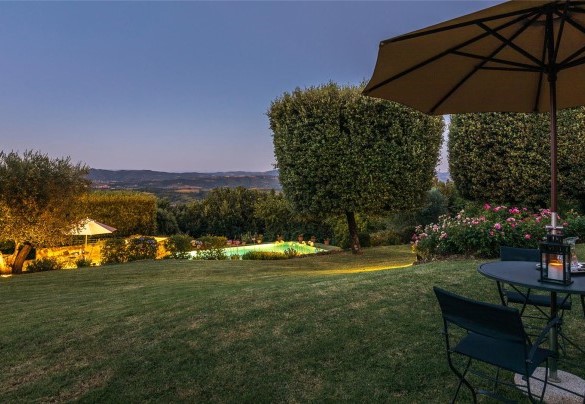 Si trova alle porte di Sarteano, in una zona residenziale tranquilla e in posizione assolutamente riservata, immerso nella pace della campagna e circondato dal verde - Villa Il Cedro