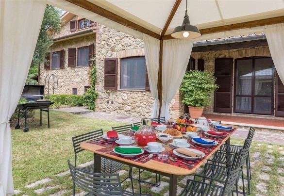 Davanti all’ingresso della zona giorno è allestito il gazebo per mangiare all’aperto - Villa Il Cedro