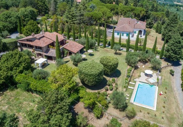Immersa nella pace della campagna e circondata dal verde - Villa Il Cedro