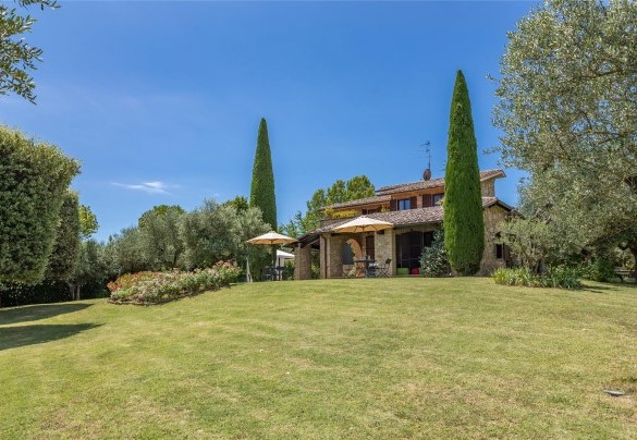 Il curatissimo parco di circa un ettaro e mezzo, recitato completamente, fa da cornice alla villa - Villa Il Cedro