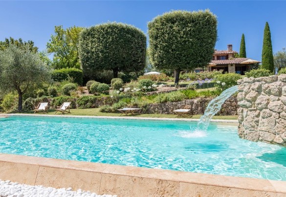 La piscina si raggiunge brevemente dalla villa attraversando il prato e scendendo una breve rampa di 6 gradini - Villa Il Cedro