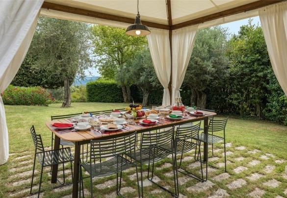 Davanti all’ingresso della zona giorno è allestito il gazebo per mangiare all’aperto - Villa Il Cedro