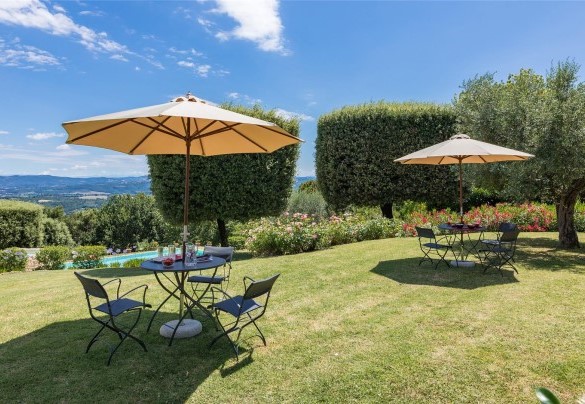 Il curatissimo parco di circa un ettaro e mezzo, recitato completamente, fa da cornice alla villa - Villa Il Cedro
