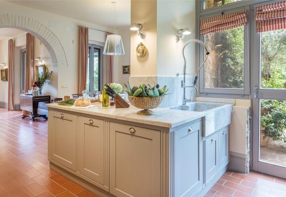 La cucina con l’isola centrale - Villa Il Cedro