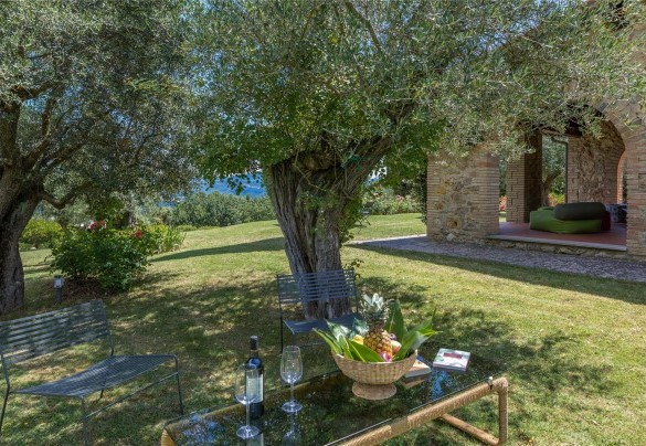 Immersa nella pace della campagna e circondata dal verde - Villa Il Cedro