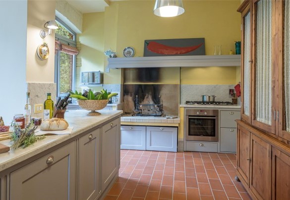 La cucina con l’isola centrale - Villa Il Cedro