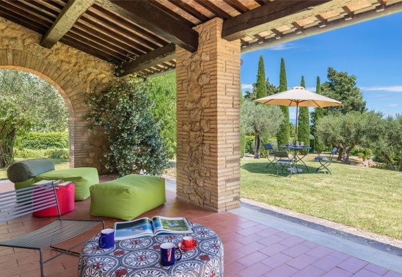 Il portico davanti alle zone giorno con porta finestra - Villa Il Cedro