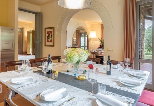 La zona pranzo interna che ospita il grande tavolo al piano terra - Villa Il Cedro