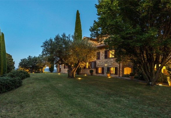 Si trova alle porte di Sarteano, in una zona residenziale tranquilla e in posizione assolutamente riservata, immerso nella pace della campagna e circondato dal verde - Villa Il Cedro