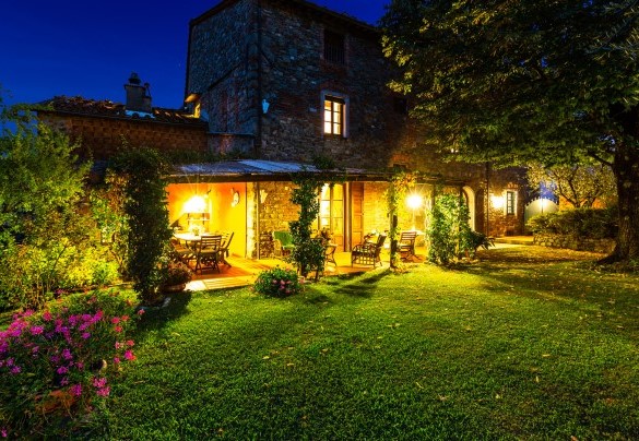 The garden with flowerbeds, bushes of Mediterranean herbs, cypresses and olive trees typical of the Lucca area - Villa Il Colle di Moriano  