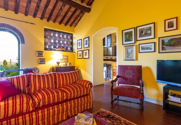Elegant living room furnished with sofas and armchairs - Villa Il Colle di Moriano