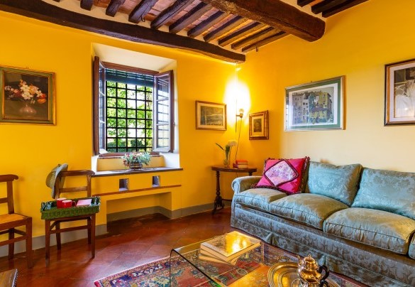 TV room furnished with soft sofas - Villa Il Colle di Moriano