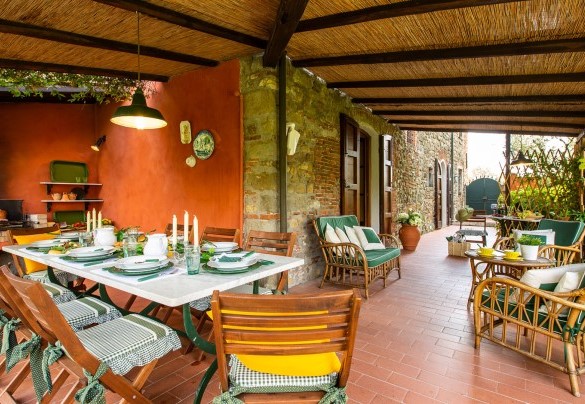 The shaded and spacious portico equipped with chairs, table and sofas - Villa Il Colle di Moriano