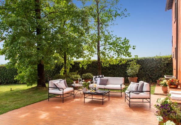 Lush hedges surround the garden to guarantee privacy - Villa Il Colle di Moriano