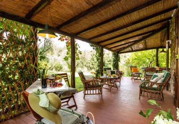 The welcoming portico communicates comfortably with the kitchen - Villa Il Colle di Moriano