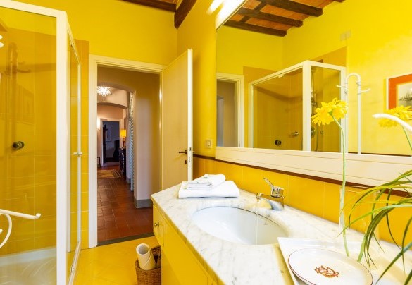 Bathroom with shower n.2 on the first floor - Villa Il Colle di Moriano  