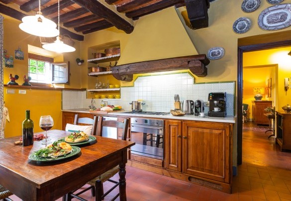 Kitchen on the ground floor with direct exit through French doors - Villa Il Colle di Moriano