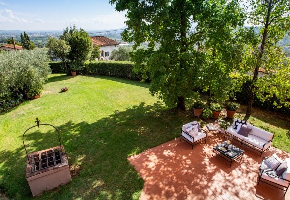 The villa is surrounded by a garden of 2000 sq m, bordered along the perimeter by lush hedges - Villa Il Colle di Moriano