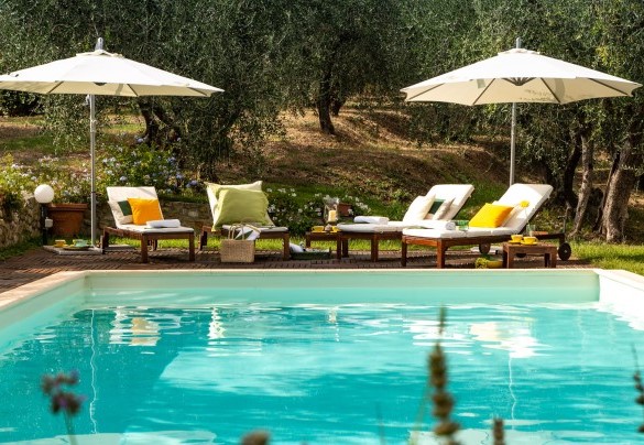 The swimming pool, for exclusive use, surrounded by the greenery of the property - Villa Il Colle di Moriano