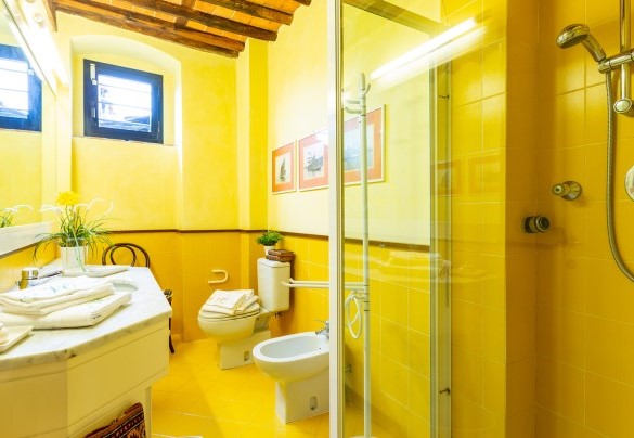 Bathroom with shower n.2 on the first floor - Villa Il Colle di Moriano  