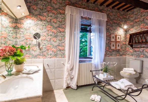 Bathroom with tub n.3 on the first floor - Villa Il Colle di Moriano  
