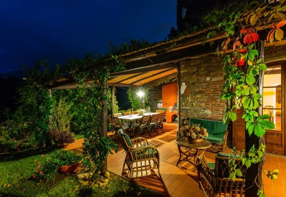 The romantic and panoramic portico at sunset - Villa Il Colle di Moriano