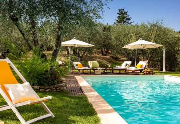 Detail of the well-equipped solarium to guarantee full relaxation and privacy - Villa Il Colle di Moriano 