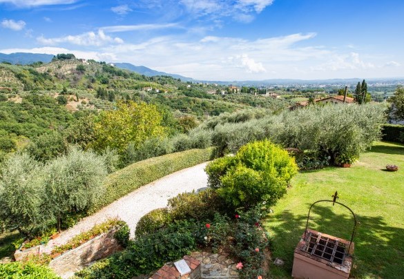 The green garden and the fantastic panorama that extends up to the Monti Pisani - Villa Il Colle di Moriano