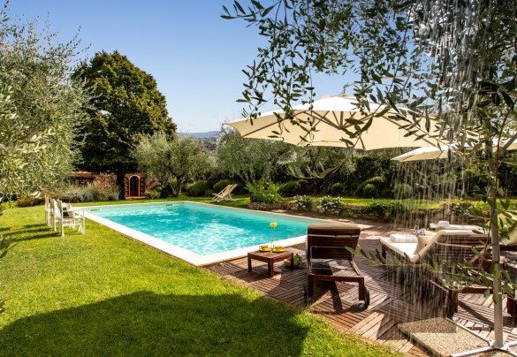 The pool and sunbathing area, in wood and lawn, equipped with sunbeds, umbrellas and external shower - Villa Il Colle di Moriano 