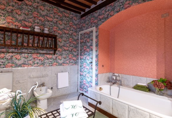 Bathroom with tub n.3 on the first floor - Villa Il Colle di Moriano  