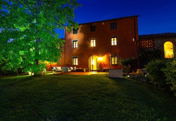 The typical Tuscan charm of this villa framed by a lush and well-kept garden - Villa Il Colle di Moriano