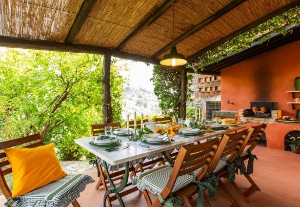 The portico equipped with brick-built barbecue - Villa Il Colle di Moriano