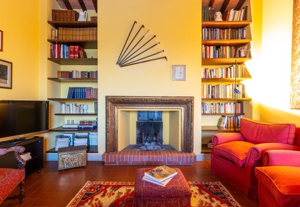 Living room with ornamental fireplace and TV - Villa Il Colle di Moriano