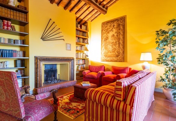  Finely furnished living room with ornamental fireplace - Villa Il Colle di Moriano