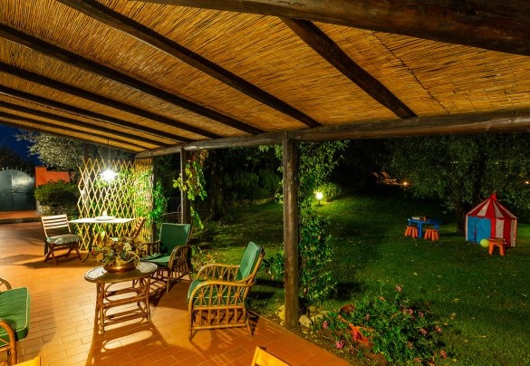 The suggestive portico illuminated at night - Villa Il Colle di Moriano