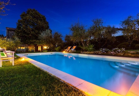 The illuminated swimming pool and the villa in the background - Villa Il Colle di Moriano