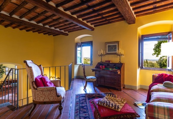 Reading area with a small sofa on the first floor - Villa Il Colle di Moriano