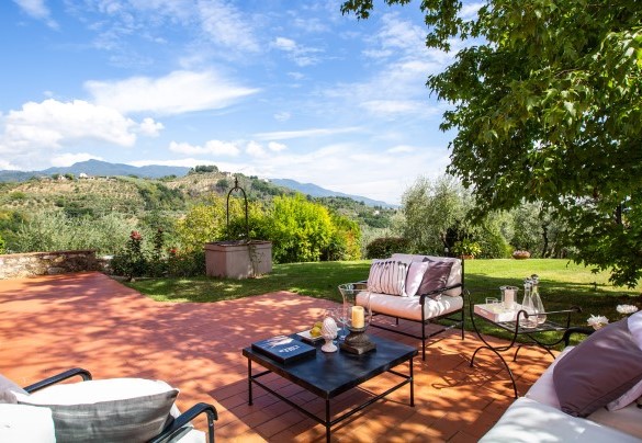 Relaxation corner furnished with soft sofas - Villa Il Colle di Moriano