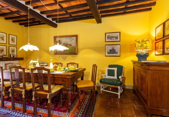 Dining room with the table set up - Villa Il Colle di Moriano