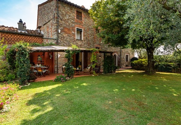 On the north side of the villa is the shady portico - Villa Il Colle di Moriano  