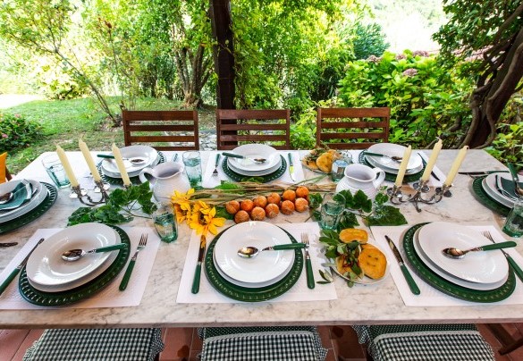 The external table prepared for outdoor dining - Villa Il Colle di Moriano