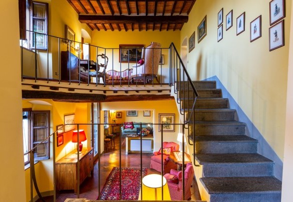   Staircase that connects the ground floor, mezzanine and the first floor - Villa Il Colle di Moriano