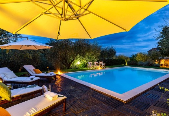 The swimming pool is a few meters from the house and is reached across the lawn - Villa Il Colle di Moriano