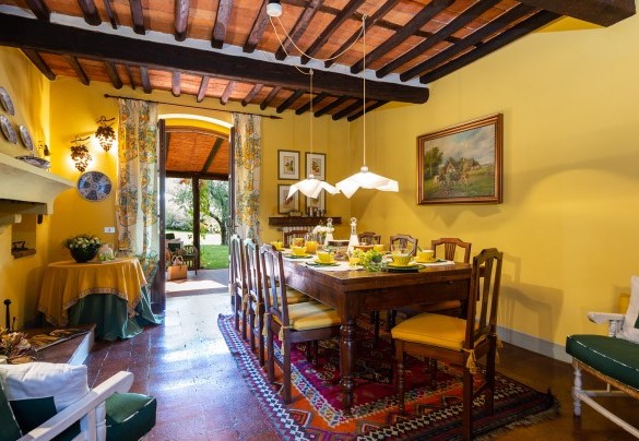  Dining room, on the ground floor, with direct exit to the portico - Villa Il Colle di Moriano