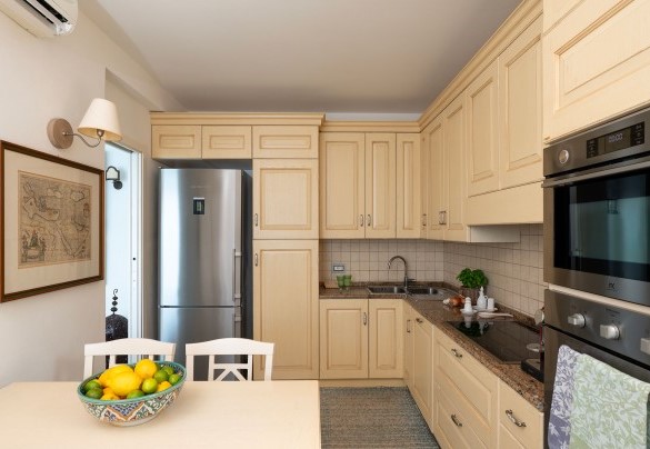 Cucina con montavivande (piano -3) - Villa Il Faro