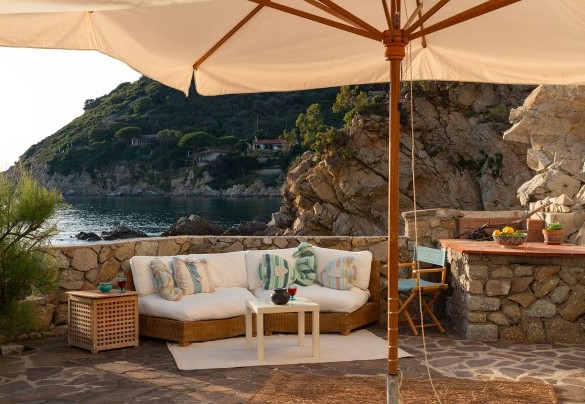 Area con divano nella terrazza al piano inferiore - Villa Il Faro